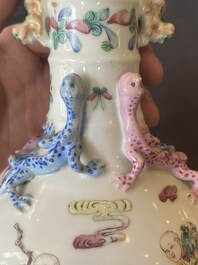 Vase en porcelaine de Chine famille rose &agrave; d&eacute;cor de '18 Luohan', 19&egrave;me