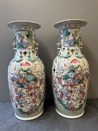 Paire de vases en porcelaine de Chine famille rose &agrave; d&eacute;cor narratif, 19&egrave;me