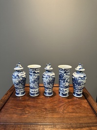 Een Chinees blauw-wit kaststel van vijf vazen met landschapsdecor, 19e eeuw