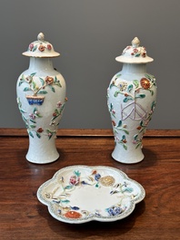 Une paire de vases couverts et une assiette en porcelaine de Chine famille rose &agrave; d&eacute;cor floral en relief, Yongzheng