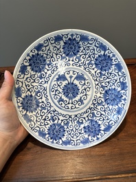 Plat en porcelaine de Chine en bleu et blanc &agrave; d&eacute;cor de rinceaux de lotus, marque et &eacute;poque de Guangxu