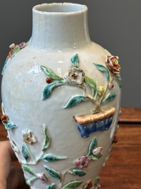 Une paire de vases couverts et une assiette en porcelaine de Chine famille rose &agrave; d&eacute;cor floral en relief, Yongzheng