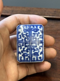 Four Chinese blue and white vases and a box with cover, all marked, 18/19th C.