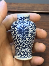 Dix vases et tabati&egrave;res en porcelaine de Chine en bleu et blanc, 19&egrave;me