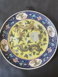 Une paire de bols en porcelaine de Chine famille rose et une assiette de style Dayazhai &agrave; d&eacute;cor de dragon, marque de Jiaqing, 19/20&egrave;me