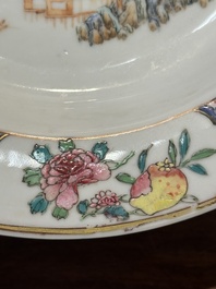 Belle assiette en porcelaine de Chine coquille d'oeuf au dos en rouge de rubis &agrave; d&eacute;cor de personnages dans un paysage lacustre, Yongzheng