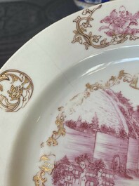 Paire d'assiettes en porcelaine de Chine en &eacute;maux rose &agrave; d&eacute;cor dor&eacute; d&rsquo;une vue sur le port, Qianlong