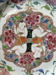 Een Chinees famille rose 'Hehe Erxian' bord, Yongzheng/Qianlong
