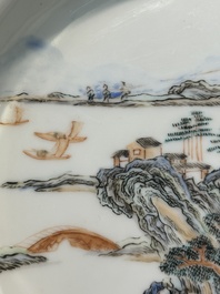 Een Chinees famille rose eierschaal bord met robijnrode achterkant en fijn landschapsdecor, Yongzheng