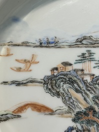 Belle assiette en porcelaine de Chine coquille d'oeuf au dos en rouge de rubis &agrave; d&eacute;cor de personnages dans un paysage lacustre, Yongzheng