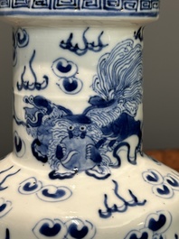 Een paar Chinese blauw-witte vazen met boeddhistische leeuwen, Kangxi merk, 19e eeuw