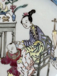 Een Chinese famille rose kop en schotel met een hofdame en een jongen, Yongzheng