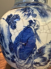Paire de vases en porcelaine de Chine en bleu et blanc dit 'de Nankin' &agrave; &eacute;mail craquel&eacute; &agrave; d&eacute;cor tao&iuml;ste, 19&egrave;me
