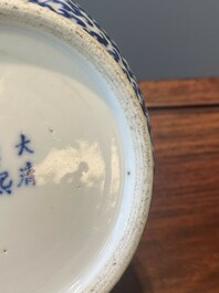 Paire de kendis en porcelaine de Chine bleu et blanc  &agrave; d&eacute;cor de rinceaux de lotus, 19&egrave;me