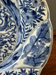Quatre assiettes lob&eacute;es en porcelaine de Chine en bleu et blanc, marque fleur, Kangxi