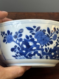 Bouteille de forme carr&eacute;e en porcelaine de Chine en bleu et blanc &agrave; d&eacute;cor des 'Longues Dames' et un bol couvert, Kangxi