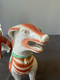 Een paar Chinese polychrome exportporseleinen modellen van honden, Qianlong