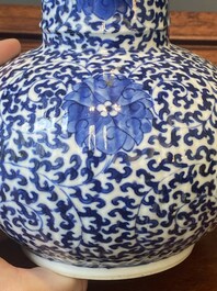 Paire de kendis en porcelaine de Chine bleu et blanc  &agrave; d&eacute;cor de rinceaux de lotus, 19&egrave;me