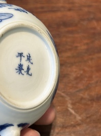 Een Chinese blauw-witte 'Lange Lijzen' theepot met deksel, Chenghua merk, Kangxi