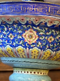 Grand bougeoir en &eacute;maux de Canton sur fond bleu &agrave; d&eacute;cor de 'Shou', Chine, Qianlong/Jiaqing