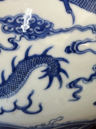 Vase de forme bouteille en porcelaine de Chine en bleu et blanc &agrave; d&eacute;cor de dragons, marque de Yongzheng, 19&egrave;me