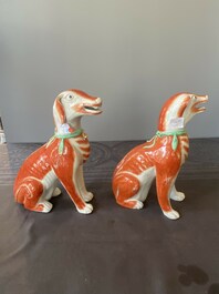 Paire de mod&egrave;les de chiens en porcelaine de Chine polychrome d'exportation, Qianlong