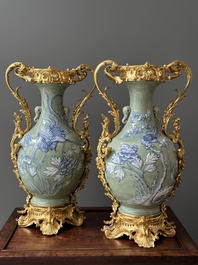 Een paar Chinese blauw-witte vazen met celadon fondkleur en vergulde bronzen monturen, 19e eeuw