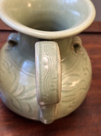 Een Chinese Longquan celadon wijnkan met anhua decor, Yuan/Ming