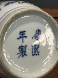 Een paar Chinese blauw-witte vazen met boeddhistische leeuwen, Kangxi merk, 19e eeuw