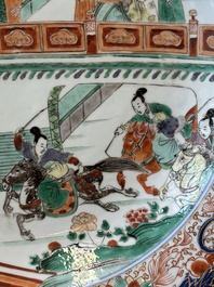 Een paar Chinese verte-Imari 'De vrouwelijke generaals van de familie Yang 楊門女將' schotels, Kangxi