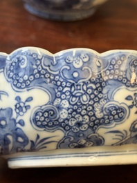 Paire de sauci&egrave;res et terrines couvertes en porcelaine de Chine en bleu et blanc, Qianlong