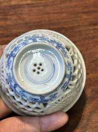 Rare tasse ajour&eacute;e en porcelaine de Chine en bleu et blanc &agrave; double parois, Kangxi