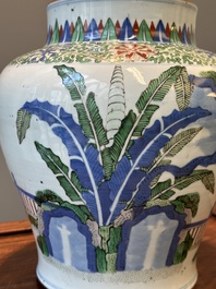 Vase de forme balustre en porcelaine de Chine wucai &agrave; d&eacute;cor de qilin, 19&egrave;me