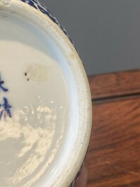 Paire de kendis en porcelaine de Chine bleu et blanc  &agrave; d&eacute;cor de rinceaux de lotus, 19&egrave;me