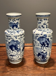 Een paar Chinese blauw-witte vazen met boeddhistische leeuwen, Kangxi merk, 19e eeuw