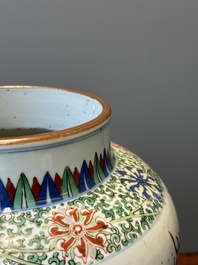Een Chinese wucai balustervaas met een qilin, 19e eeuw