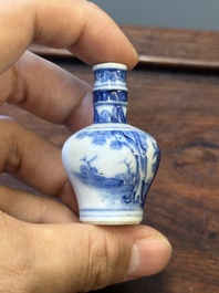 Four Chinese blue and white vases and a box with cover, all marked, 18/19th C.