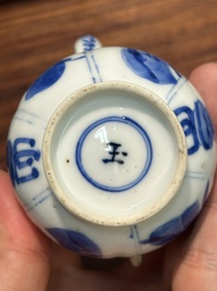 Een Chinese blauw-witte dekselkan met 'Lange Lijzen', jade merk, Kangxi