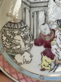 Een Chinese famille rose kop en schotel met een hofdame en een jongen, Yongzheng