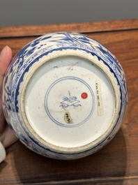 Een Chinese blauw-witte pot met deksel met floraal decor, Kangxi