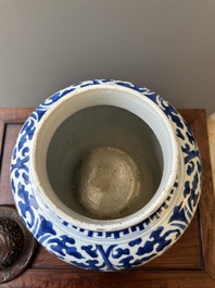 Een Chinese blauw-witte pot met lotusslingers en houten deksel en sokkel, Kangxi