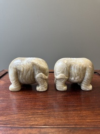 Een paar Chinese witte en roodbruine jade sculpturen van een olifant, Qianlong