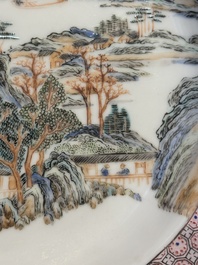 Belle assiette en porcelaine de Chine coquille d'oeuf au dos en rouge de rubis &agrave; d&eacute;cor de personnages dans un paysage lacustre, Yongzheng