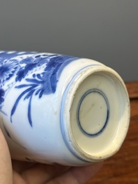 Vase de forme rouleau et un br&ucirc;le-parfum tripode en porcelaine de Chine en bleu et blanc, Kangxi