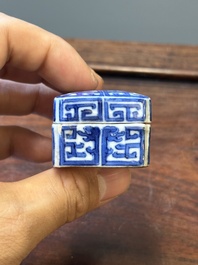 Four Chinese blue and white vases and a box with cover, all marked, 18/19th C.