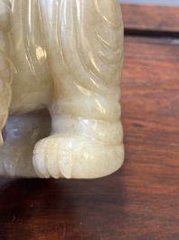 Een paar Chinese witte en roodbruine jade sculpturen van een olifant, Qianlong