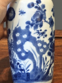 Vase de forme rouleau et un br&ucirc;le-parfum tripode en porcelaine de Chine en bleu et blanc, Kangxi