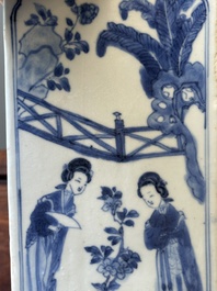 Bouteille de forme carr&eacute;e en porcelaine de Chine en bleu et blanc &agrave; d&eacute;cor des 'Longues Dames' et un bol couvert, Kangxi