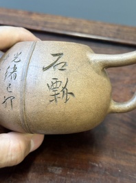 Een Chinese Yixing steengoed 'Shipiao 石瓢' theepot, Ren Bonian 任伯年 gesigneerd, gedateerd 1879