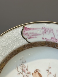 Paire d'assiettes en porcelaine de Chine famille rose &agrave; d&eacute;cor de pies et de pivoines aux bords en bianco-sopra-bianco, Yongzheng
